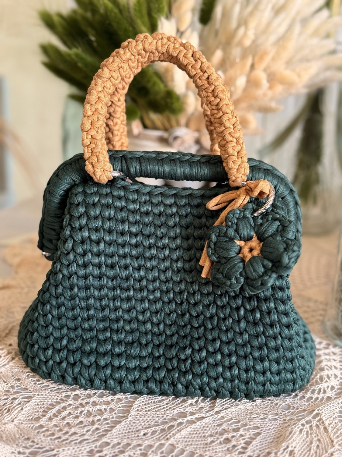Borsa all’uncinetto verde petrolio con manici color miele